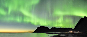 Erleben Sie das magische Nordlicht live. Faszinierende Winterreisen auf den Hurtigruten-Schiffen.