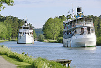 MS Juno und MS Diana begegnen sich auf dem Göta Kanal